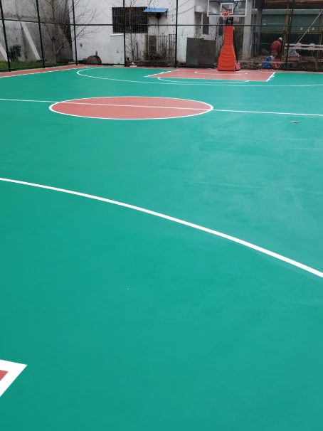 铜鼓 球场长期使用易出现地面开裂